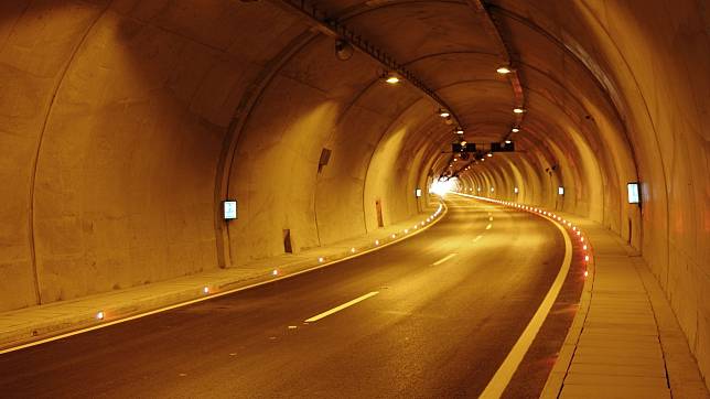 警車隧道內開警示燈無鳴警笛別讓道 ？因為讓了會罰3000元？（圖片來源：https://pixabay.com）