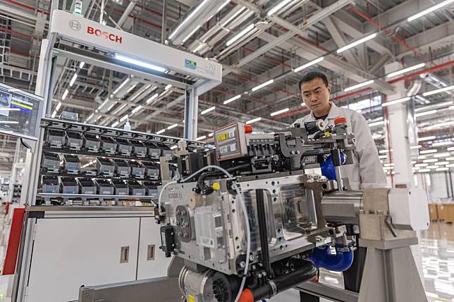 A worker operates at Bosch Hydrogen Powertrain Systems (Chongqing) Co., Ltd. in southwest China's Chongqing Municipality, April 19, 2024. (Xinhua/Huang Wei)