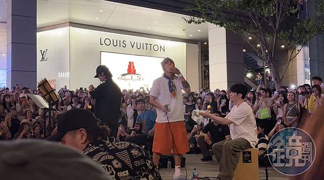 李洪基收到粉絲送上的芒果切盤後馬上開吃。（讀者提供）