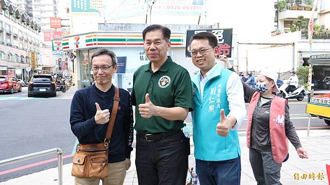 現場連署民眾填寫連署書後，與徐柏岳(中)、劉仁照(右)合影。(記者黃政嘉攝)