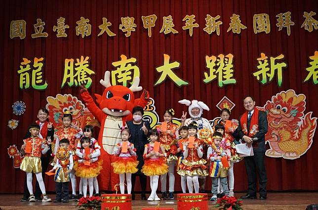台南大學熱鬧舉辦新春團拜。（記者施春瑛攝）