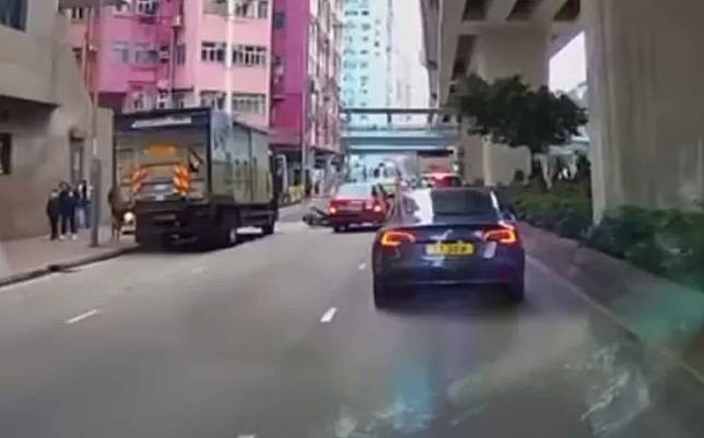 一輛貨車突然開門，途經單車司機險比的士輾過。（fb「車cam L（香港群組）」截圖）