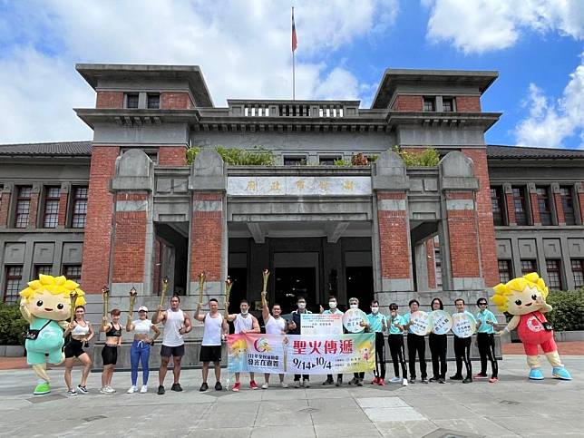 全民運將於十月八日登場，全國聖火傳遞二十六日抵達竹市，教育處副處長沈靜濤接下主火炬，傳遞給健美健身委員會楊登駿總幹事，由他帶領「新竹最壯」的健美代表隊迎接大會聖火。(記者曾芳蘭攝)