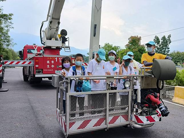 消防夏令營學員初體驗搭乘消防雲梯車