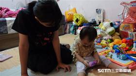 （上圖）軒軒媽其實領有身心障礙手冊，在語言表達上比較緩慢一點，但她從不畏懼別人異樣的眼光，很努力去做好每件事情，包括「媽媽」這個角色；（下圖）軒軒媽說，自己最大的希望就是，兒子可以平安健康，在充滿愛的家庭長大。（圖／記者張雅筑攝）