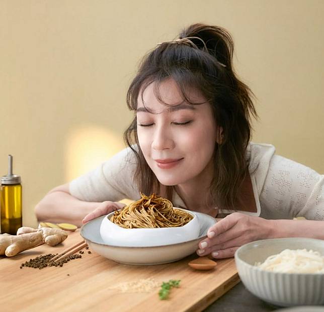 賈靜雯為「賈以食日」拍攝形象廣告。翻攝IG @chiaselect.tw