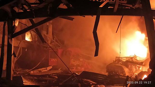 今年9月屏東明揚工廠大火造成4名消防員身亡，逾百人受傷。（圖為明揚大火資料照） 圖：屏東縣政府／提供
