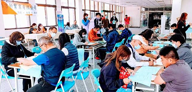 台南就業中心辦理多場徵才活動，協助求職、轉職民眾順利進入職場。　（記者羅玉如攝）