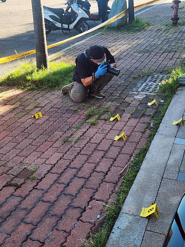 台南市區漁會理事長林士傑今天清晨在住處前遭開槍，警方到場採證。記者黃宣翰／攝影