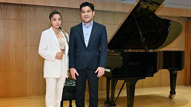 艾薇（左）首度與鋼琴家黃裕翔合作。（圖／環球音樂提供）
