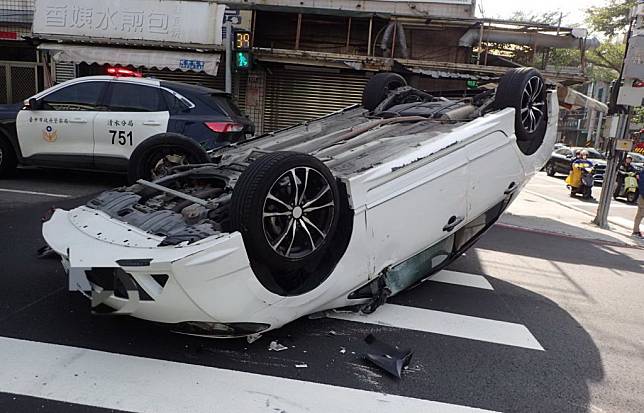 朱男左轉搶快擦撞行人庇護島翻車，朱男及乘客皆受輕傷。（記者陳金龍翻攝）