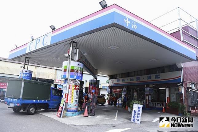▲台灣中油公司自明（30）日凌晨零時起各式汽、柴油價格每公升各調降0.2及0.5元。（圖／NOWnews資料照）