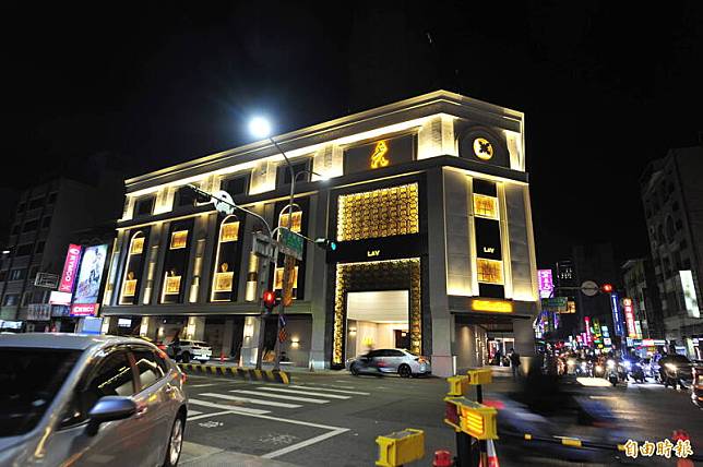 台南最奢華的酒店「天上人間」目前已經重組，並斥資2億5千萬改名「LOVE ONE」開幕，時還找部落客來報導店內的金馬桶。(記者王捷攝)
