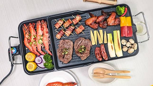 這款「KINYO多功能電烤盤 BP-30」超大面積烤盤與加熱管，加熱快速均勻，3種料理區域，可同時進行多種食材料理，串燒也超方便。（圖片提供/台隆手創館https://lin.ee/xVVPAwv）