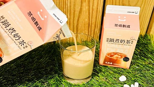 ▲全家明起獨賣茶明載波「絨韻鍋煮風味奶茶」，8月9日前特價35元、兩件65元。（圖／業者提供）