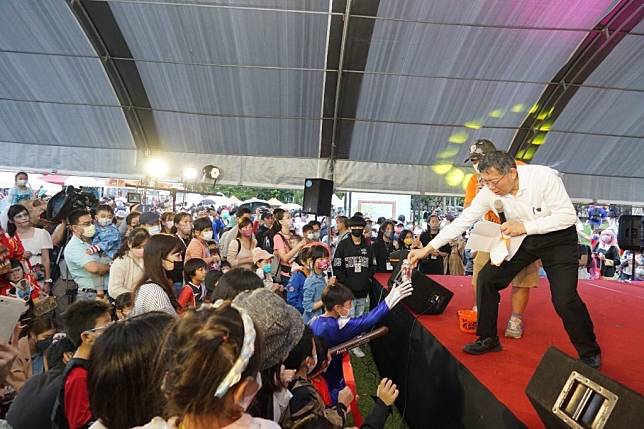 由台北市天母商圈發展協會舉辦的第14屆「天母搞什麼鬼萬聖節嘉年華」活動，在29日邁向最高峰，台北市長柯文哲也到現場與民眾同樂一起搞怪。（記者吳靈芬攝）