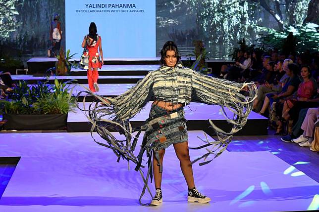 A model presents a creation during the Mercedes-Benz Fashion Week 2024, which is held from Nov. 7 to 10 in Colombo, Sri Lanka, on Nov. 7, 2024. (Gayan Sameera/Xinhua)