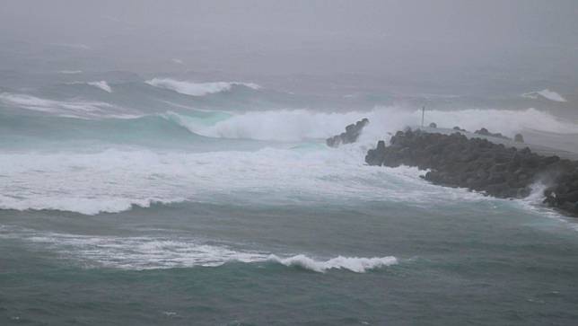 卡努颱風對日本影響尚未完全解除，第7號颱風「蘭恩」8日又在日本附近海域生成。圖為卡努颱風侵襲鹿兒島縣奄美大島的港口。美聯社