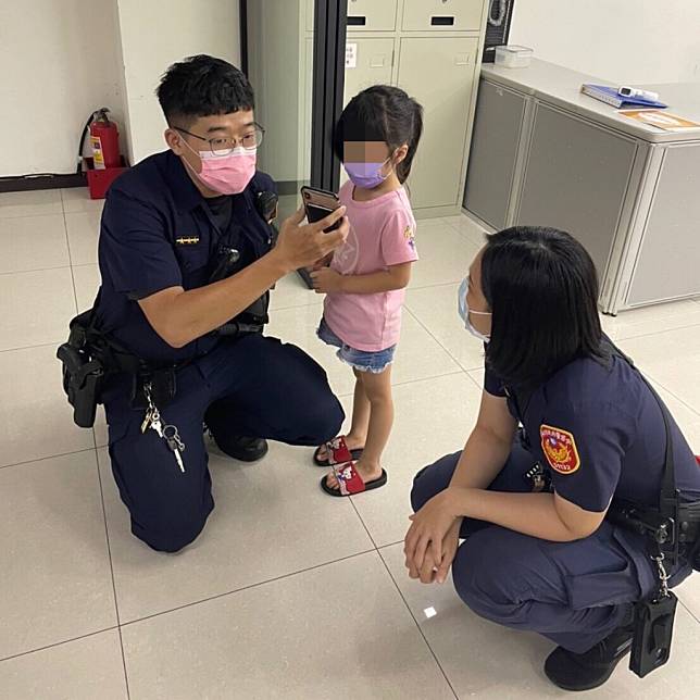 板橋警分局員警耐心協助女童返家。（板橋警分局提供）