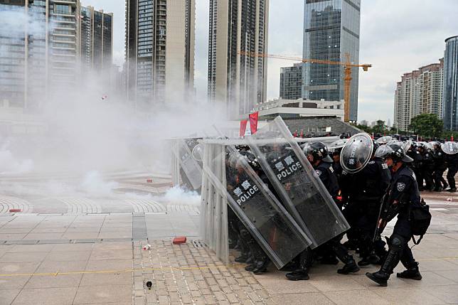 Tear gas is fired during a police training drill in the southern Chinese city of Shenzhen. Photo: Reuter