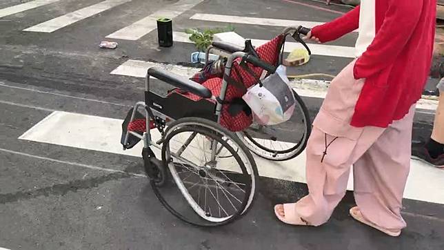 輪椅被撞毀變形。民眾提供