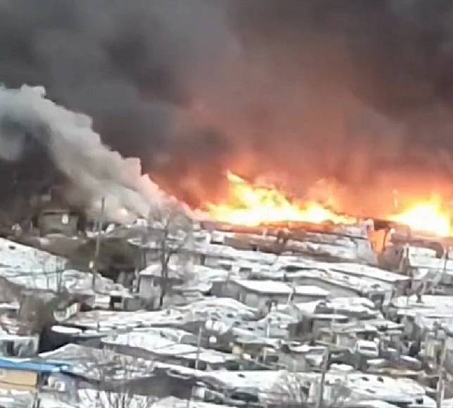 韓國首都首爾江南區的九龍村20日發生火災，迫使500人在農曆新年假期之前逃離家園。(圖擷自推特)