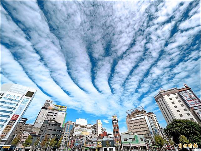 台中天空昨出現俗稱地震雲的「高積雲」，如層層棉花糖劃破天際，相當美麗，不過氣象站表示該雲層與地震無關，而是顯現天氣穩定。(記者蔡淑媛攝)