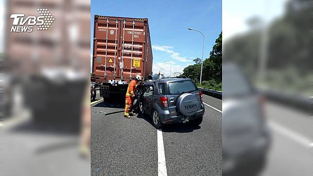 聯結車誤闖五楊高架倒車欲離開，後方小客車駕駛閃避不及撞上，最後頸椎斷裂慘死。(圖／TVBS)