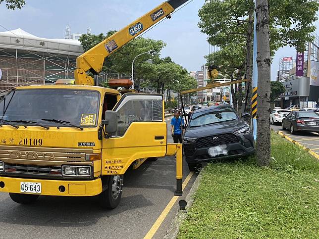 ˋ碰撞導致王女所駕駛之自小客衝上分隔島。圖：讀者提供