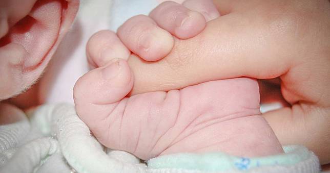 胎盤驗出「塑膠微粒」！醫曝「嬰兒體內也有」恐影響發育：變成生化寶寶