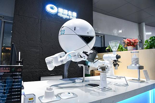 A robot makes coffee at a park in Guangming District of Shenzhen, south China's Guangdong Province, Nov. 27, 2024. (Xinhua/Liang Xu)