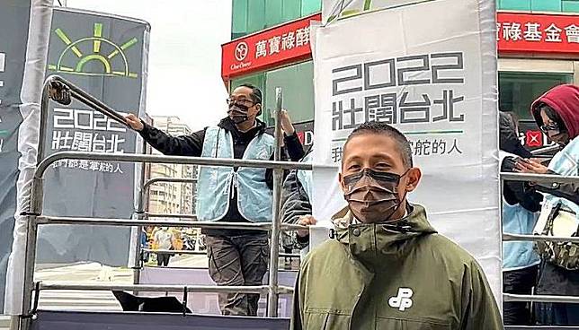 台北市民進黨黨部在公投前一天，出動車輛行動催票，由吳怡農領軍，行經北市熱鬧的商圈與捷運站口呼籲大家12月18日回家投票。(吳怡農辦公室提供)