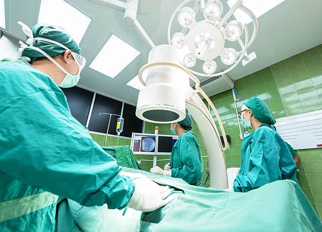 老翁切除膽結石竟意外發現「蠕動活蟲」