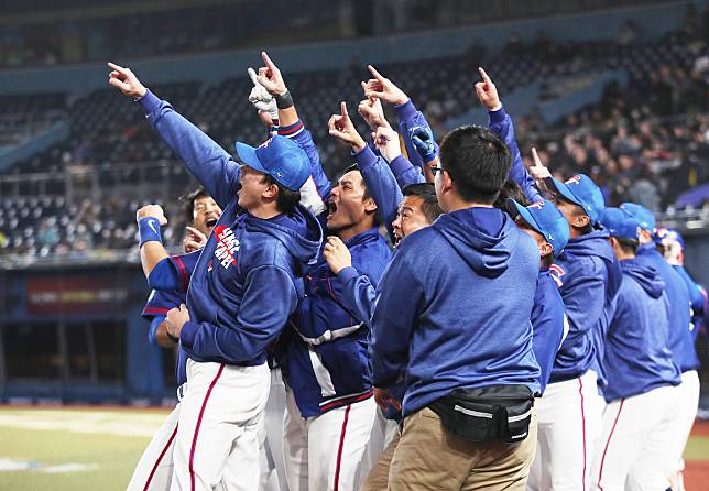 世界棒球12強，中華隊一壘手陳俊秀對南韓敲出3分砲，回本壘時全隊慶祝。（圖／記者葉政勳攝）