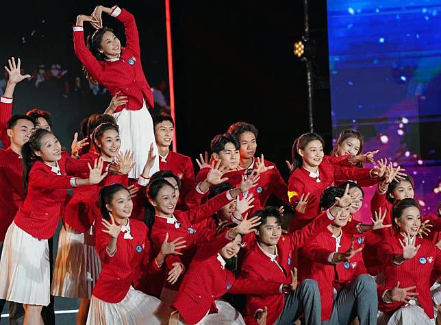 Volunteers of the seventh China International Import Expo (CIIE) attend a swearing-in ceremony in Shanghai, east China, Oct. 15, 2024. (Xinhua/Liu Ying)