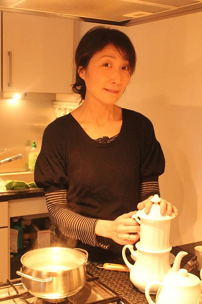 鄭華娟在德國的古蹟家「五月花修道院」曝光，深藏永遠的愛情。圖為鄭華娟正在煮維也納咖啡。（圖／記者鍾志鵬攝影）