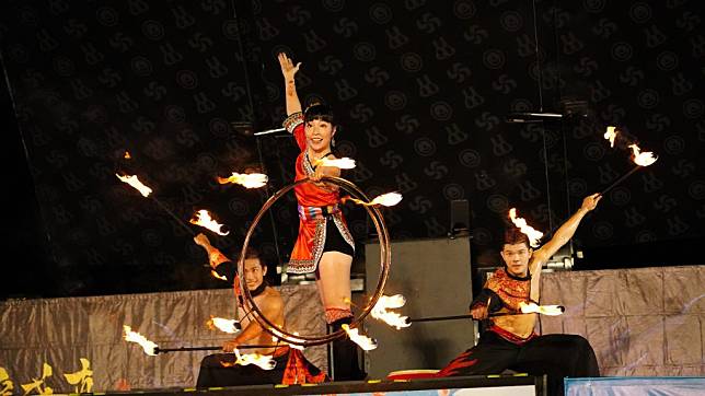 紙風車藝術卡車首次開進中興文創園區帶來精彩的親子火舞劇表演。（宜縣府提供）