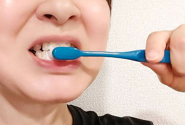 「睡前才刷牙」竟會害失眠！醫師指出，潔牙黃金時機應是「晚餐後」，如此才能避免細菌在口腔安營紮寨。示意圖／取自photoAC