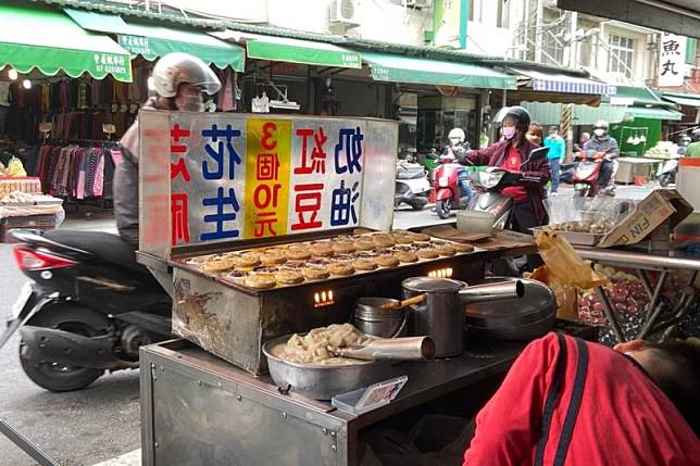 原PO在橋頭老街黃昏市場中看到一間價格佛心的紅豆餅攤。（圖／臉書社團《路上觀察學院》）