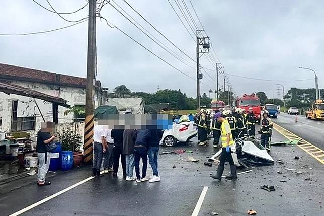 桃園市新屋區中山西路二段今中午發生重大死亡車禍。（楊梅警分局提供）