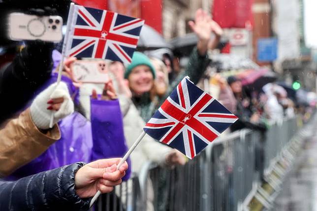 People watch the annual New Year's Day Parade in London, Britain, Jan. 1, 2025. (Xinhua)