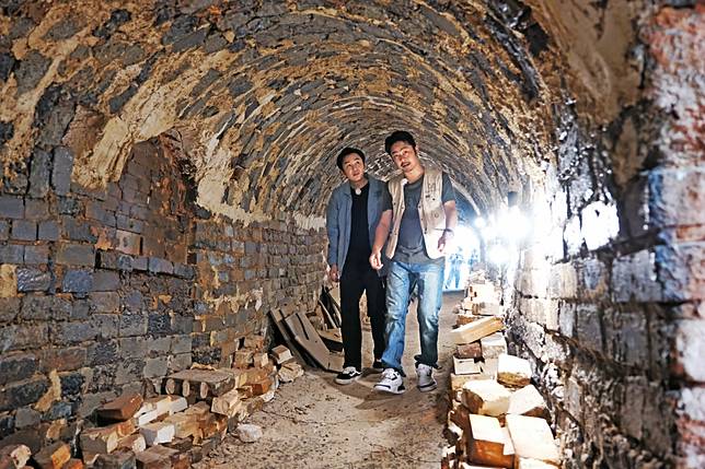 ▲添興窯的蛇窯經過921受到重創，重建屋頂內部仍遵照古法修復，保存了一甲子的蛇窯特色。（圖/添興窯）