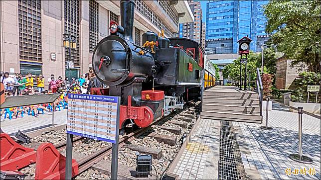 仿造哈利波特場景，台鐵於台北車站打造3又1/2月台，展示全新樣貌的LDK58蒸汽機車。(記者鄭瑋奇攝)