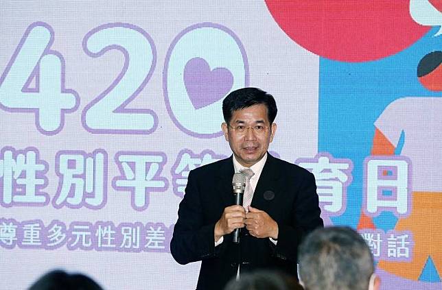 教育部20日在國家圖書館舉辦「性別平等教育日」活 動，教育部長潘文忠致詞表示，為落實校園性平，將 於8月起，在全國各級學校提供免費生理用品，支持 照顧不利處境的學生。 中央社記者郭日曉攝 112年4月20日