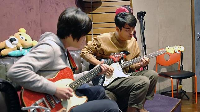 劉家凱跟小民一起彈吉他、跟旺福一起做音樂。（圖／環球音樂提供）