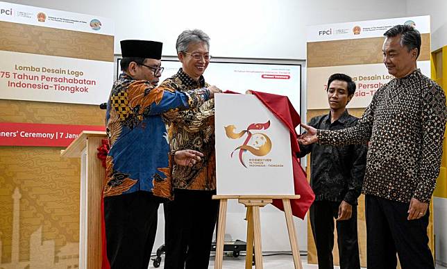 Diplomats from Indonesia and China unveil a logo to commemorate the 75th anniversary of the establishment of diplomatic relations between the two nations in Jakarta, Indonesia, Jan. 7, 2025. (Xinhua/Agung Kuncahya B.)