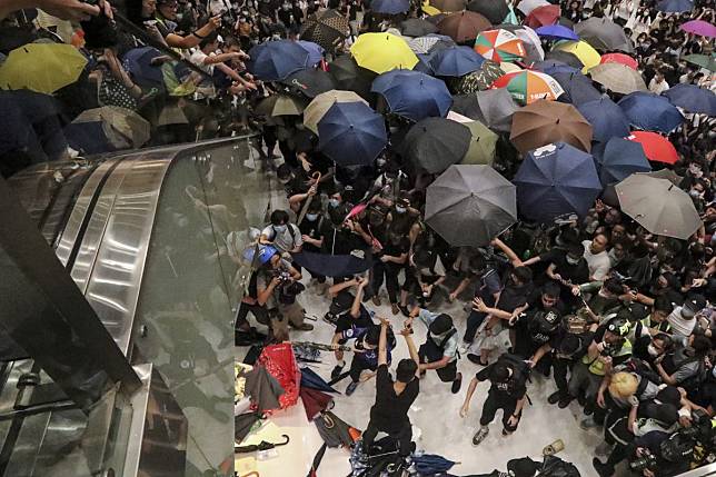 Police fear a repeat of the scenes in New Town Plaza shopping centre in Sha Tin on Sunday, telling organisers they may not grant approval for another rally in Kowloon. Photo: Felix Wong