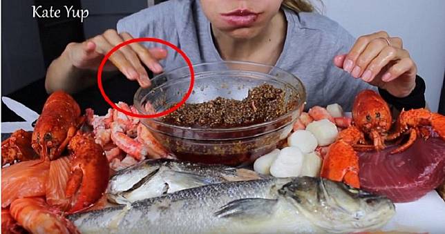 YouTuber豪邁吃播海鮮　影片驚見「手指敲碗」傳求救訊號