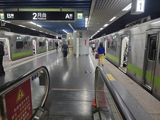 基隆凌晨到上午大雷雨，台鐵七堵站電車線異常多列車延誤。示意圖非現場，記者游明煌攝影