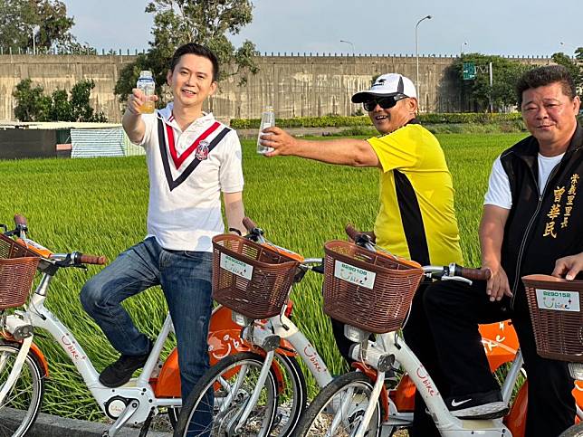 竹北市長鄭朝方（左)親自試騎E-Bike後，覺得十分方便。（記者彭新茹攝)